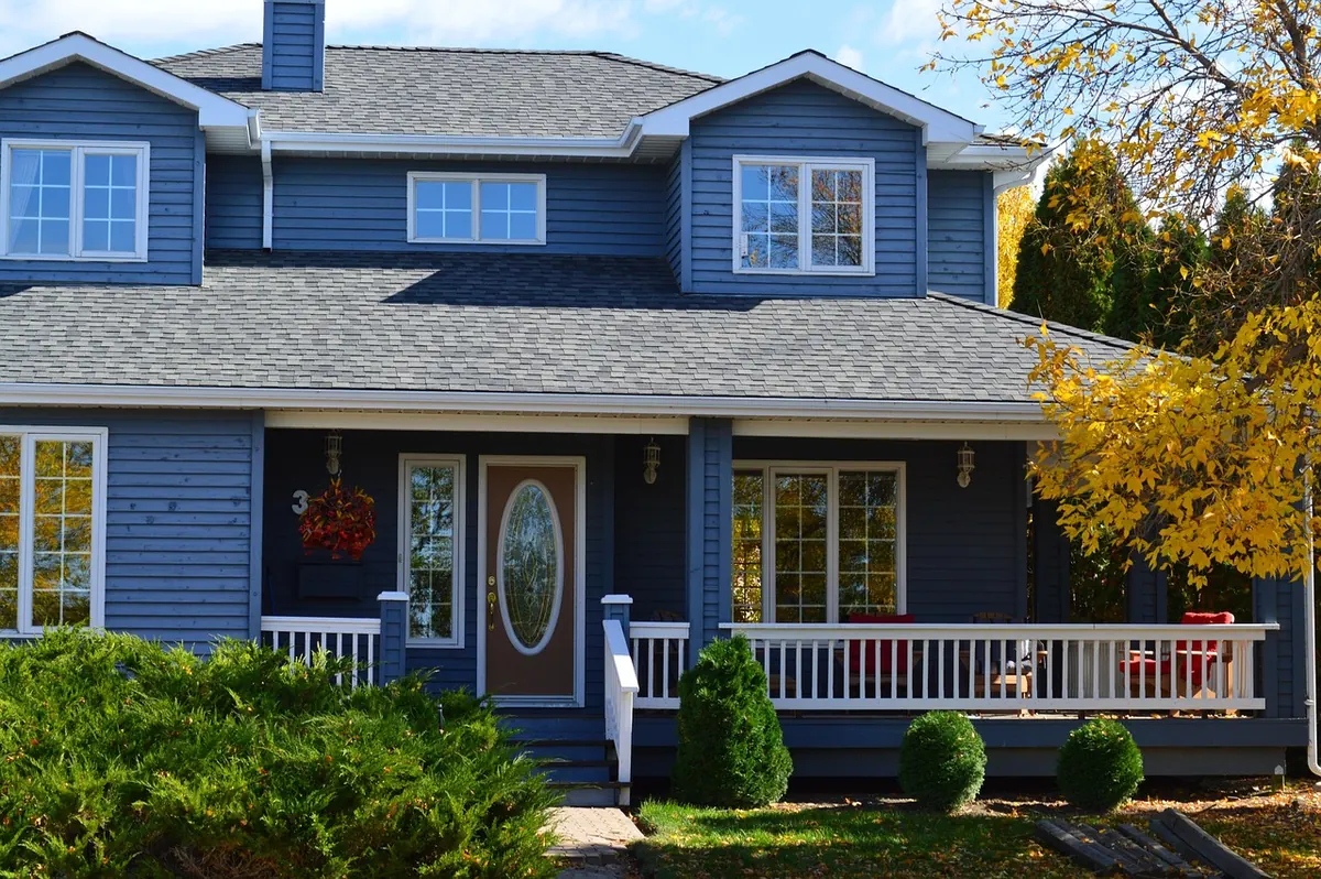 Seasonal Curb Appeal: Autumn and Winter Touches for a Warm Welcome